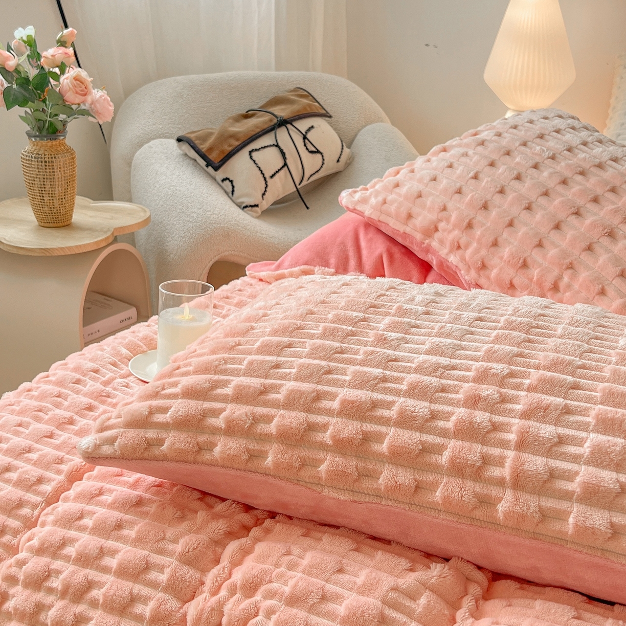 91家纺网 家纺一手货源 找家纺 爱彼家纺 2025新款糖果色兔兔绒套件秋冬加厚牛奶绒四件套-场景二 桃粉粉