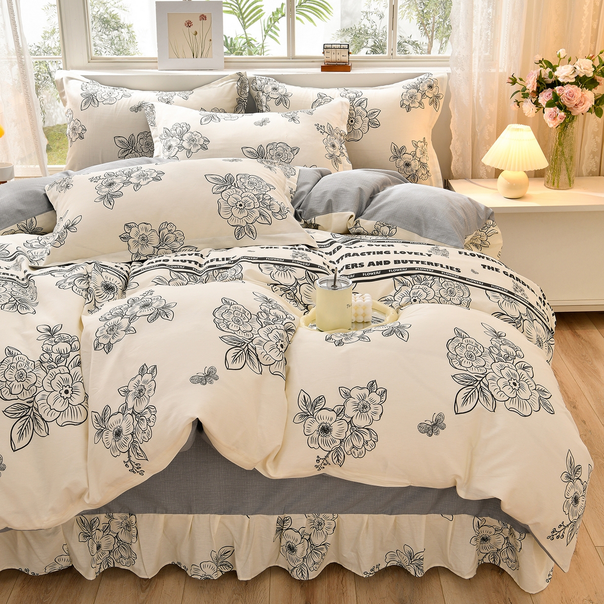 91家纺网 家纺一手货源 找家纺 绘萱家居 2025新款100%全棉床裙款斜纹印花四件套 赫本之风