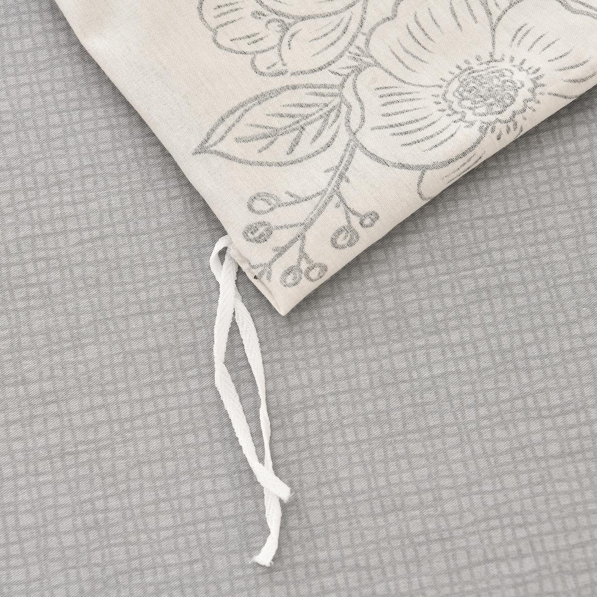 91家纺网 家纺一手货源 找家纺 绘萱家居 2025新款100%全棉床裙款斜纹印花四件套 赫本之风