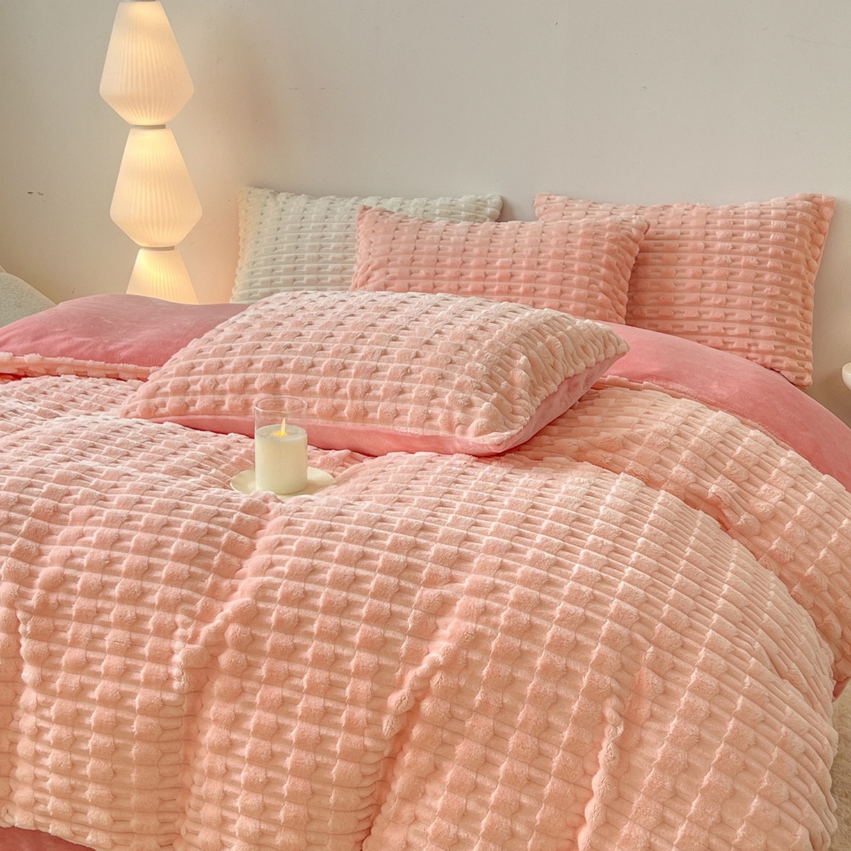 91家纺网 家纺一手货源 找家纺 爱彼家纺 2025新款糖果色兔兔绒套件秋冬加厚牛奶绒四件套-场景二 桃粉粉