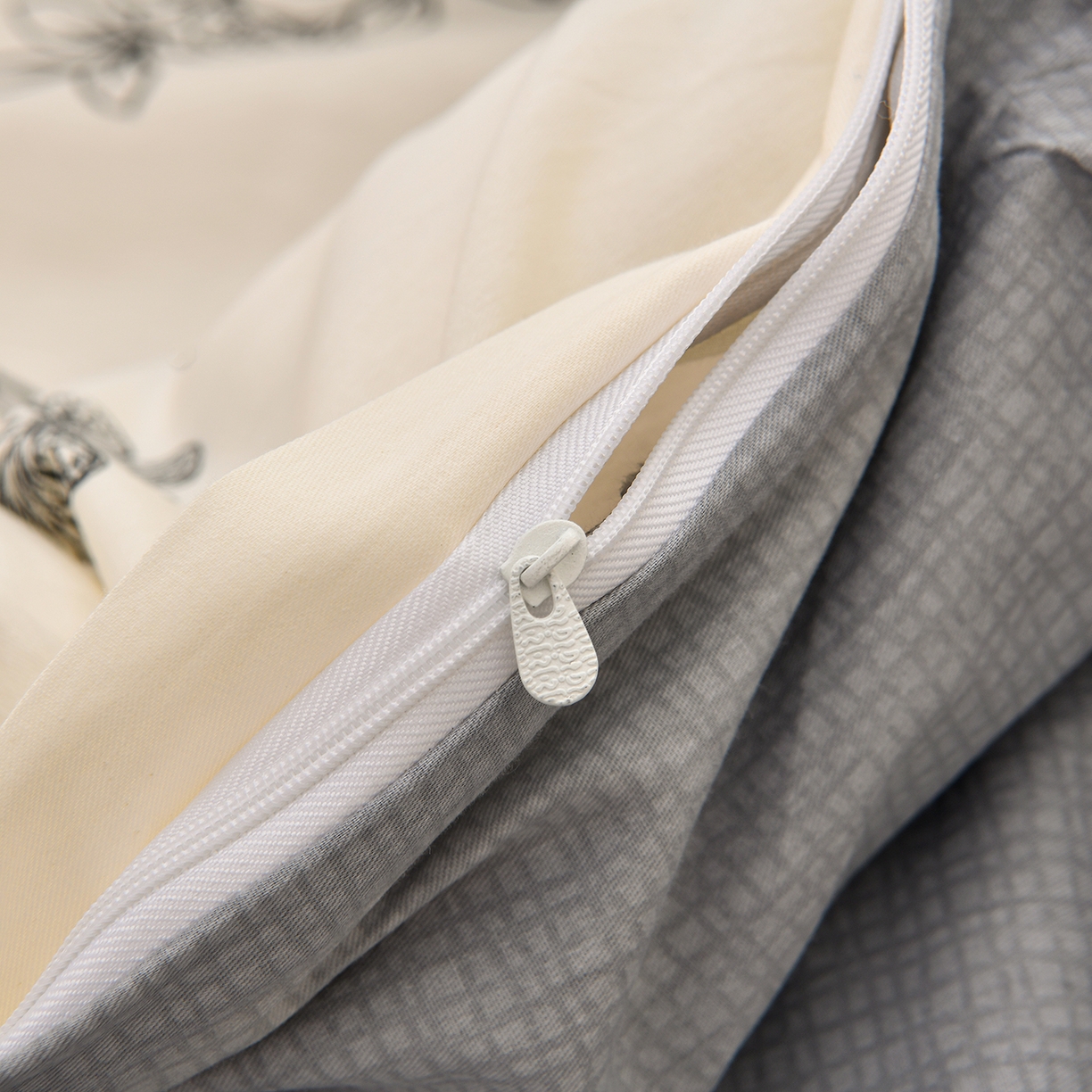 91家纺网 家纺一手货源 找家纺 绘萱家居 2025新款100%全棉床裙款斜纹印花四件套 赫本之风