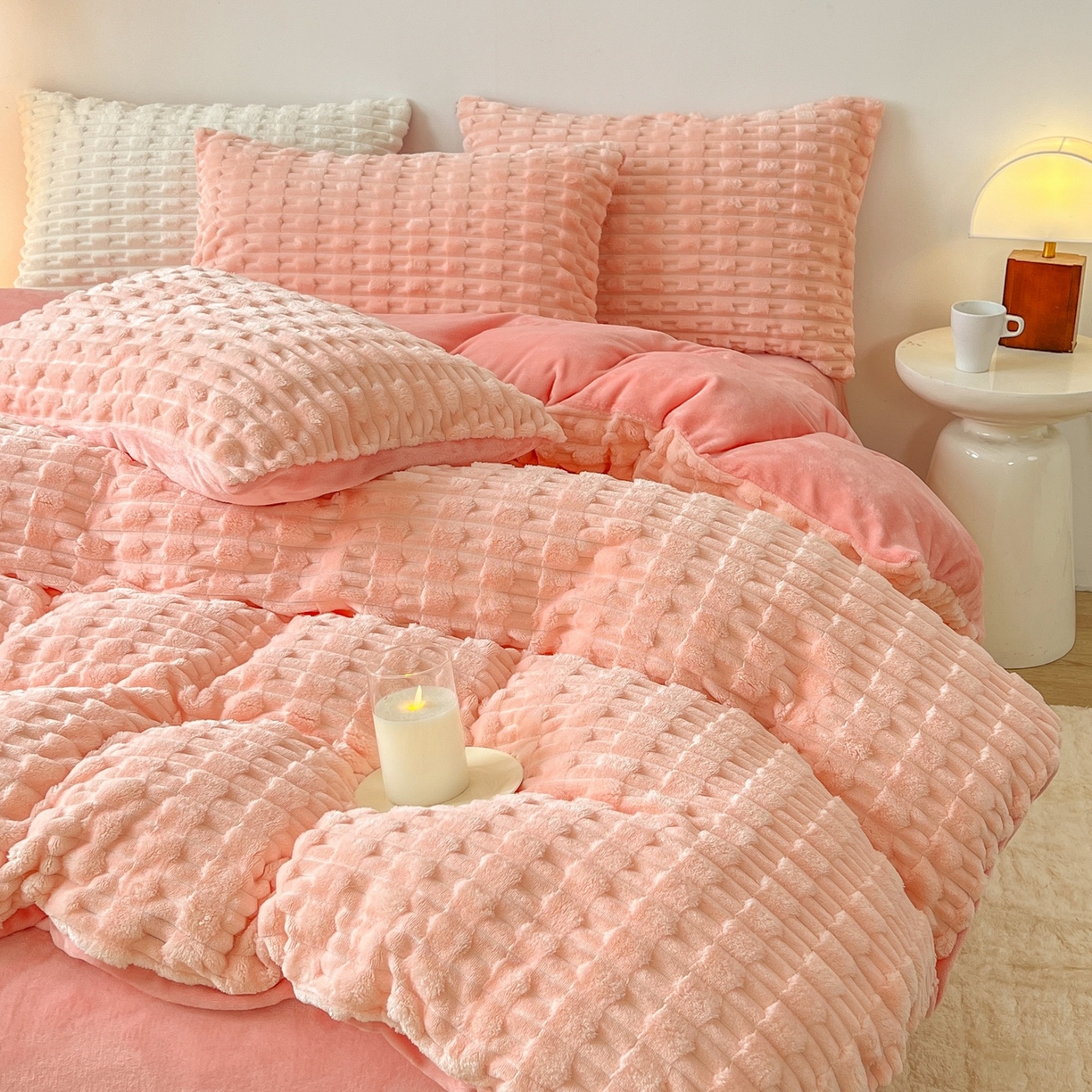 91家纺网 家纺一手货源 找家纺 爱彼家纺 2025新款糖果色兔兔绒套件秋冬加厚牛奶绒四件套-场景二 桃粉粉