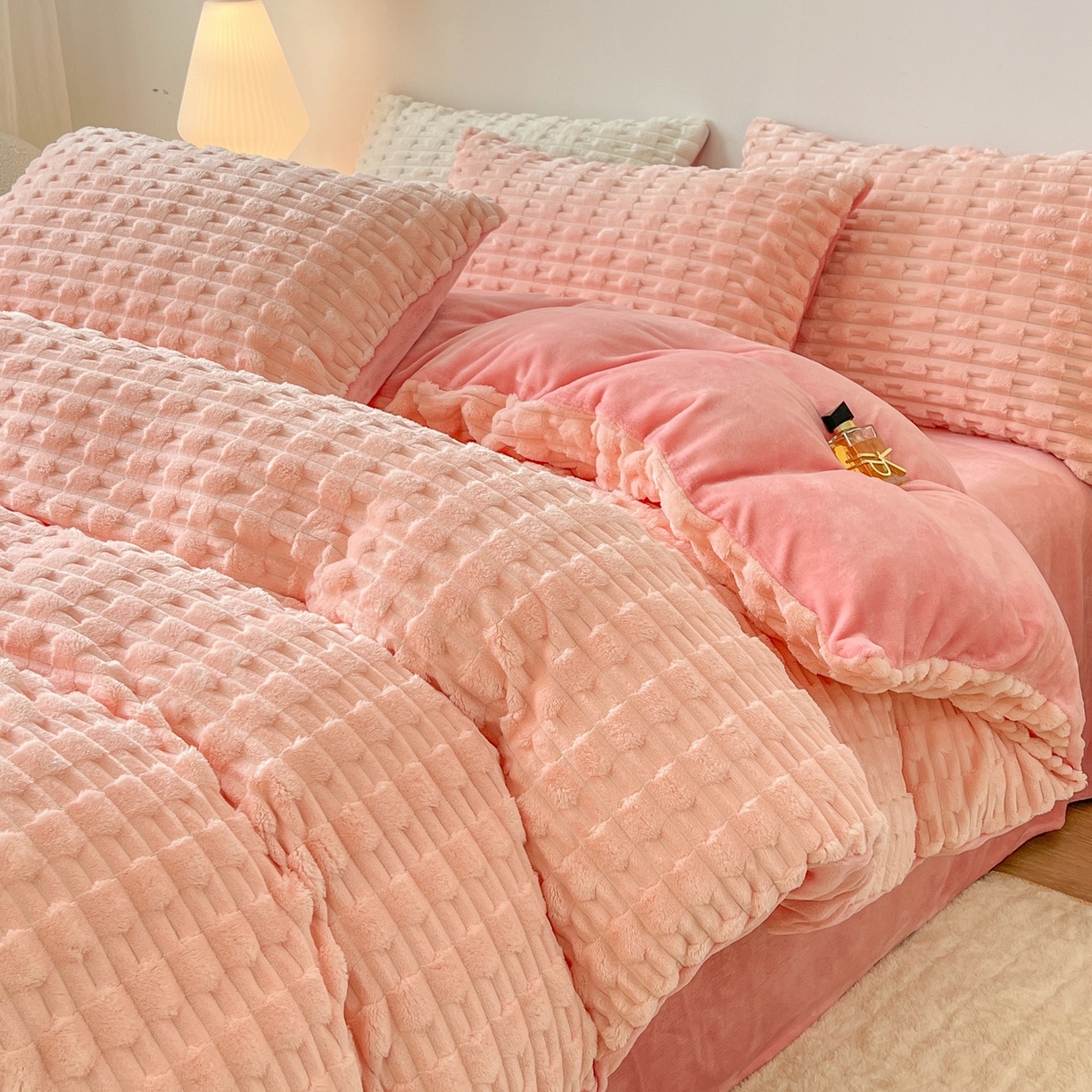 91家纺网 家纺一手货源 找家纺 爱彼家纺 2025新款糖果色兔兔绒套件秋冬加厚牛奶绒四件套-场景二 桃粉粉