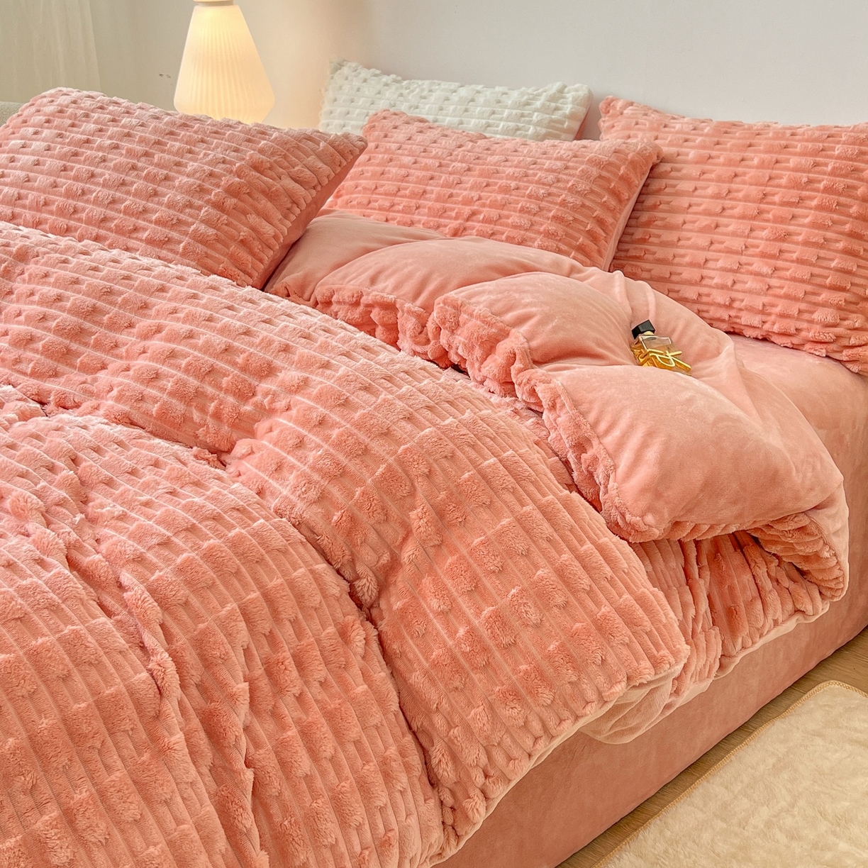 91家纺网 家纺一手货源 找家纺 爱彼家纺 2025新款糖果色兔兔绒套件秋冬加厚牛奶绒四件套-场景二 焦糖糖