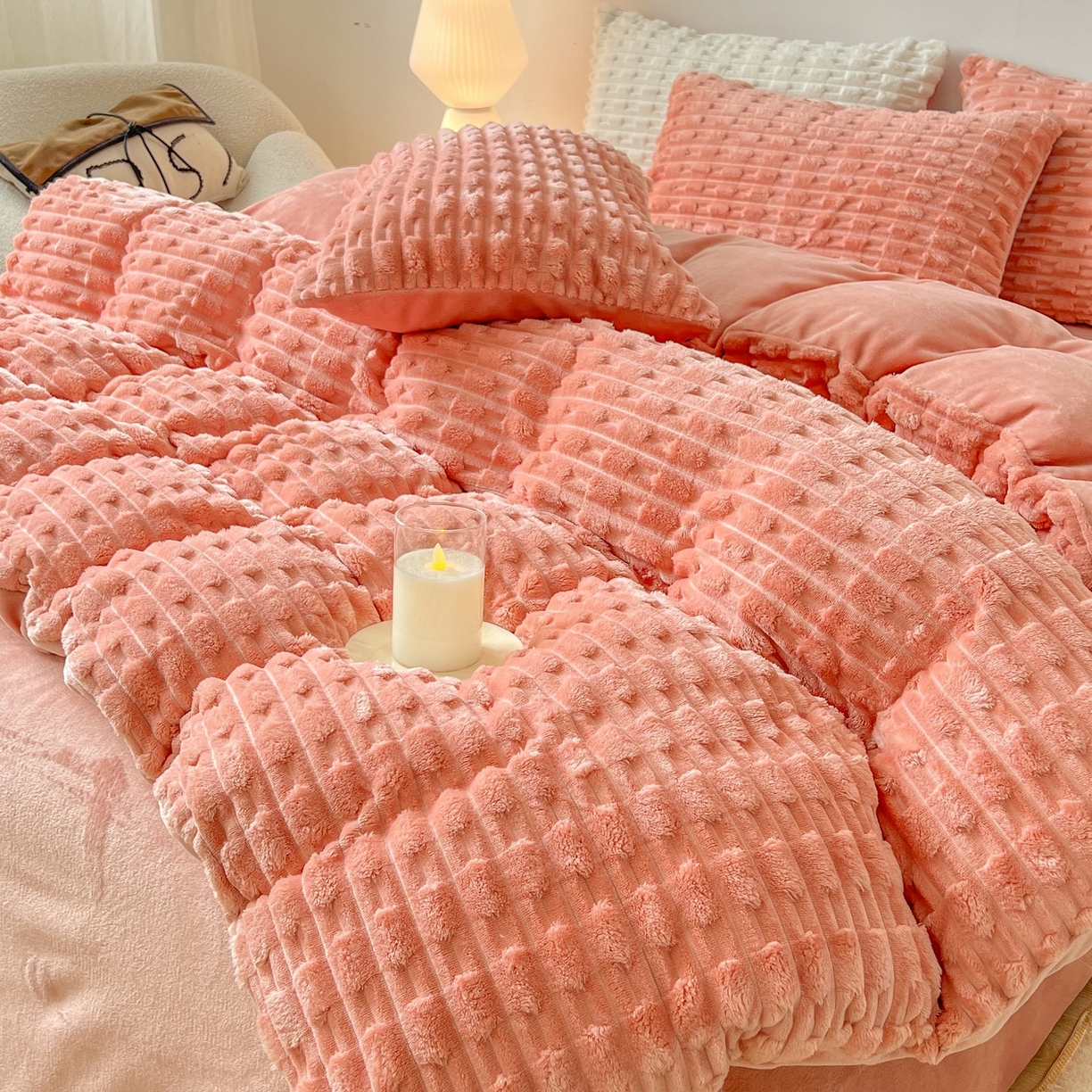 91家纺网 家纺一手货源 找家纺 爱彼家纺 2025新款糖果色兔兔绒套件秋冬加厚牛奶绒四件套-场景二 焦糖糖