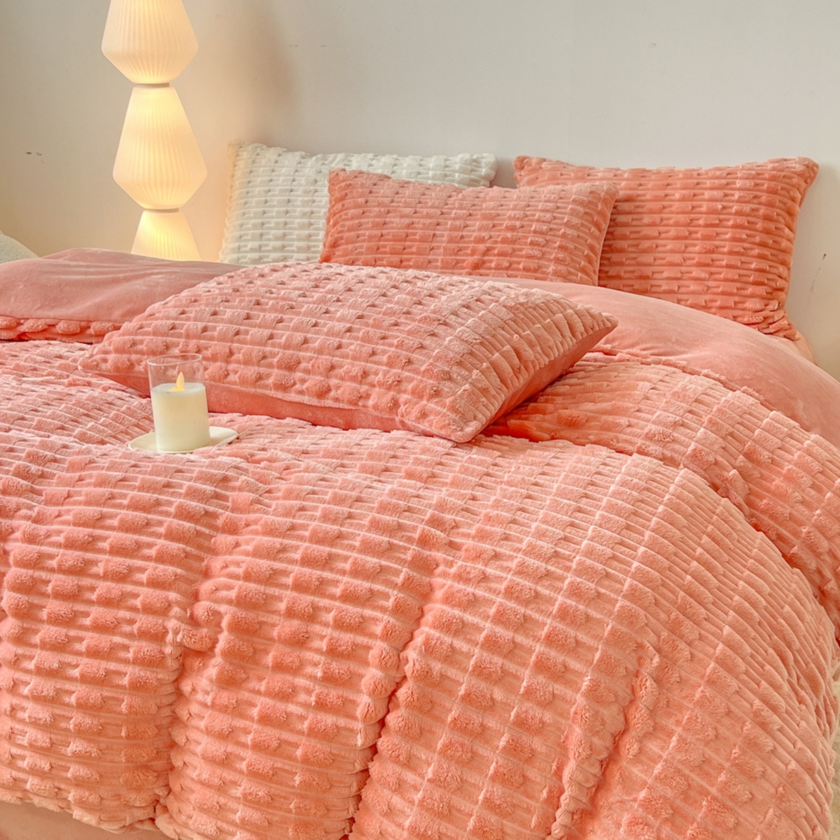 91家纺网 家纺一手货源 找家纺 爱彼家纺 2025新款糖果色兔兔绒套件秋冬加厚牛奶绒四件套-场景二 焦糖糖