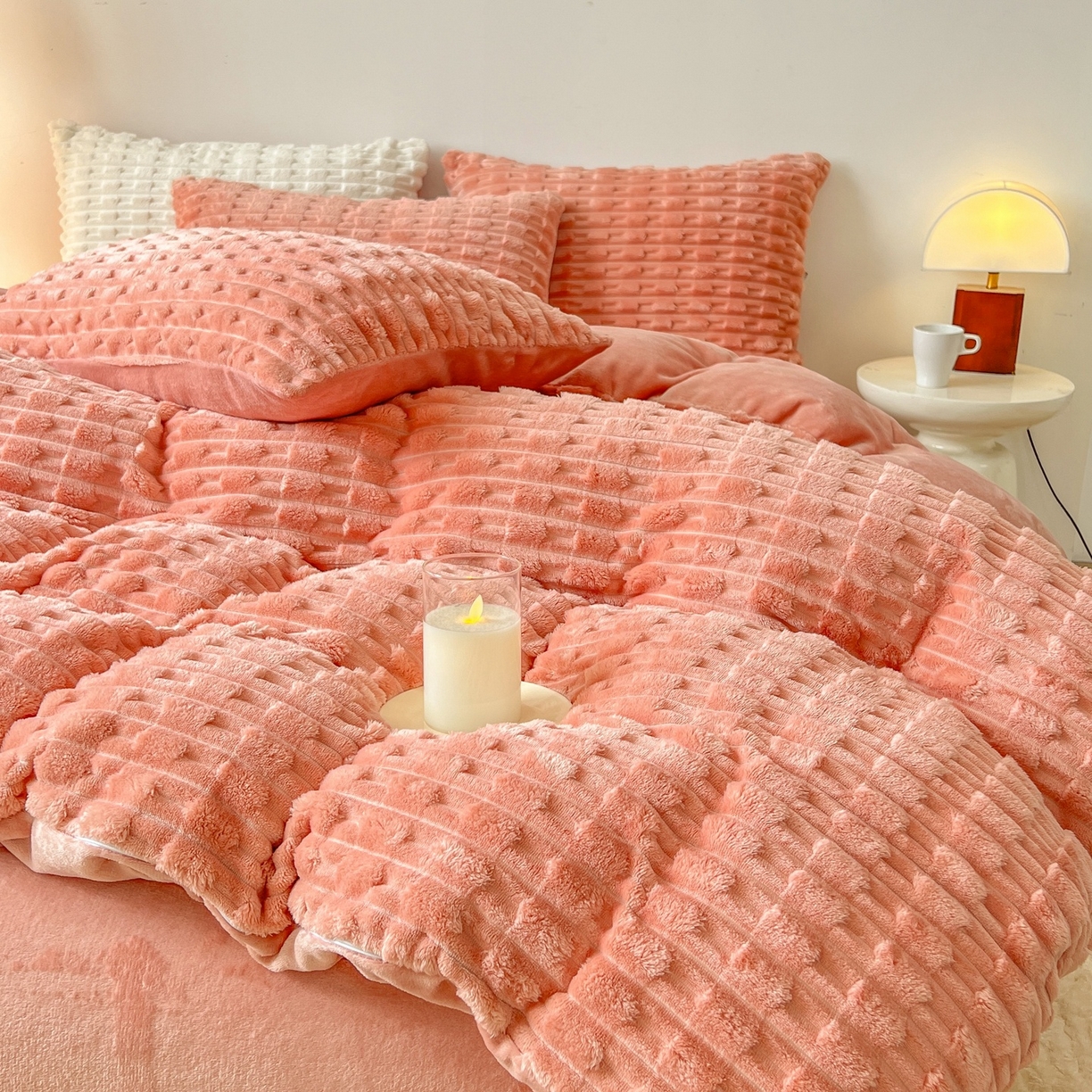 91家纺网 家纺一手货源 找家纺 爱彼家纺 2025新款糖果色兔兔绒套件秋冬加厚牛奶绒四件套-场景二 焦糖糖