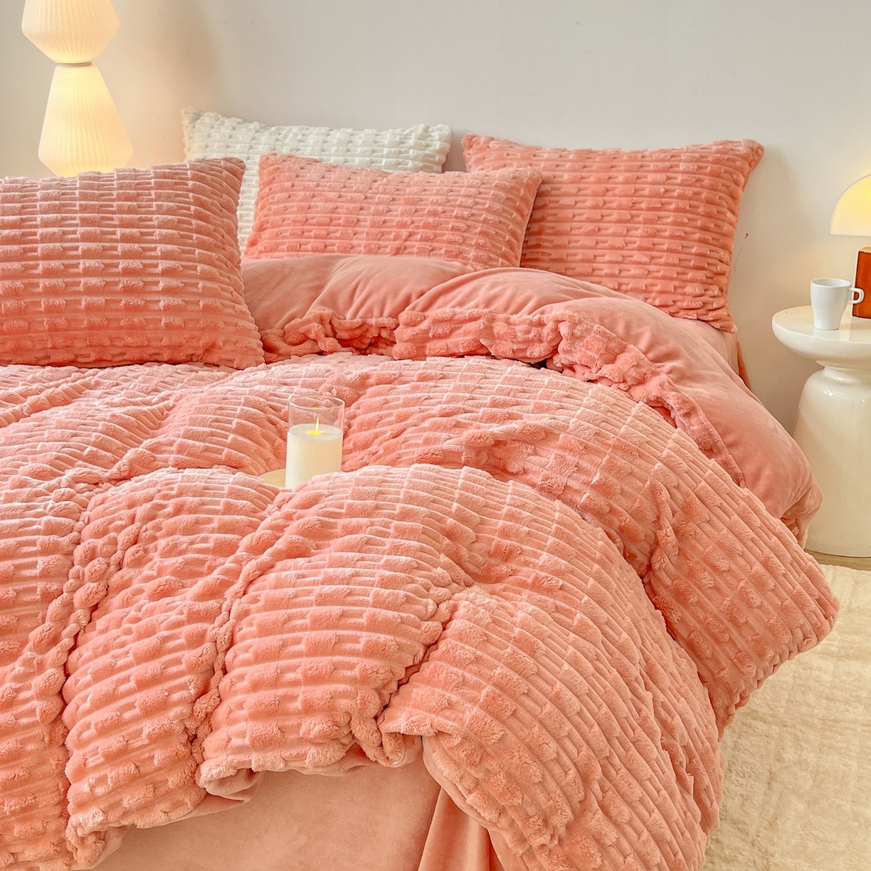 91家纺网 家纺一手货源 找家纺 爱彼家纺 2025新款糖果色兔兔绒套件秋冬加厚牛奶绒四件套-场景二 焦糖糖