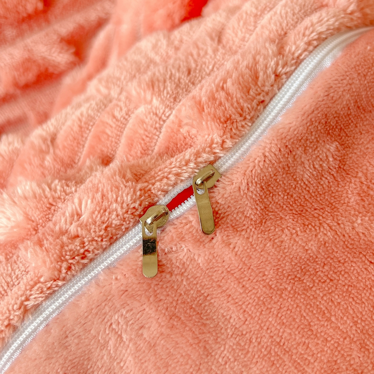 91家纺网 家纺一手货源 找家纺 爱彼家纺 2025新款糖果色兔兔绒套件秋冬加厚牛奶绒四件套-场景二 焦糖糖