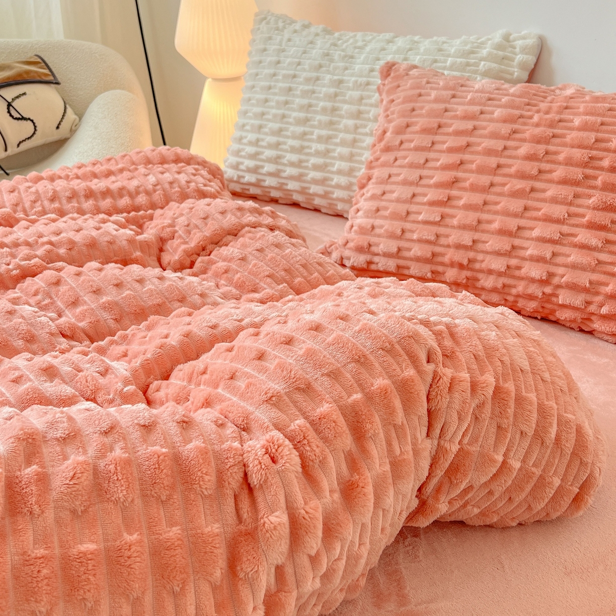 91家纺网 家纺一手货源 找家纺 爱彼家纺 2025新款糖果色兔兔绒套件秋冬加厚牛奶绒四件套-场景二 焦糖糖