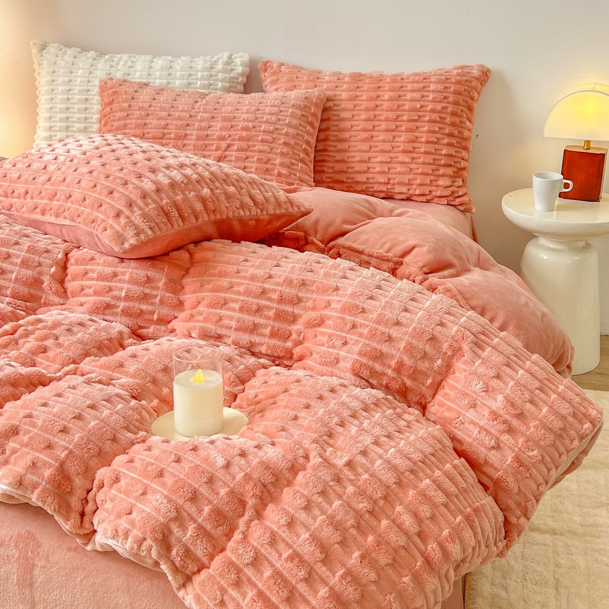 91家纺网 家纺一手货源 找家纺 爱彼家纺 2025新款糖果色兔兔绒套件秋冬加厚牛奶绒四件套-场景二 焦糖糖