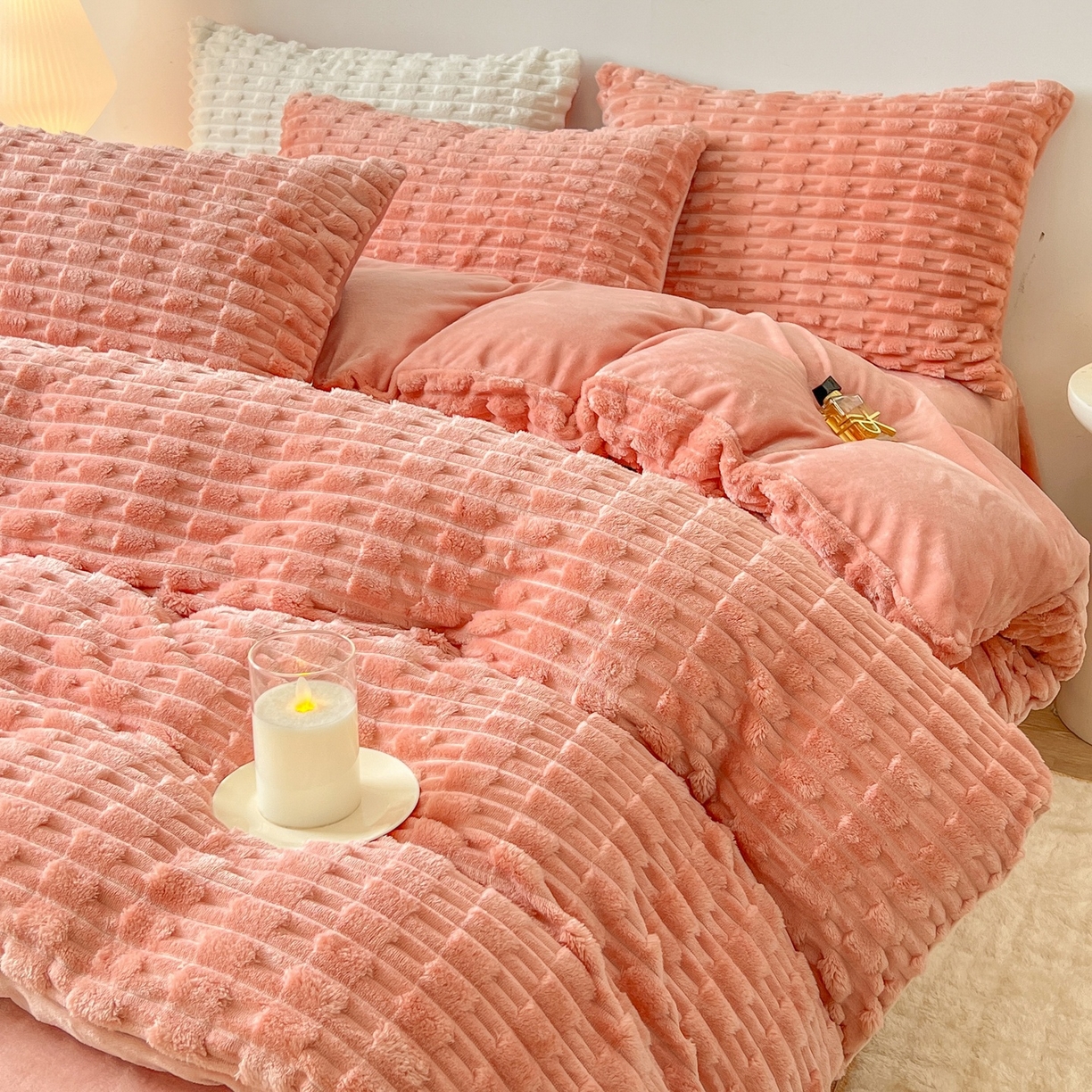 91家纺网 家纺一手货源 找家纺 爱彼家纺 2025新款糖果色兔兔绒套件秋冬加厚牛奶绒四件套-场景二 焦糖糖