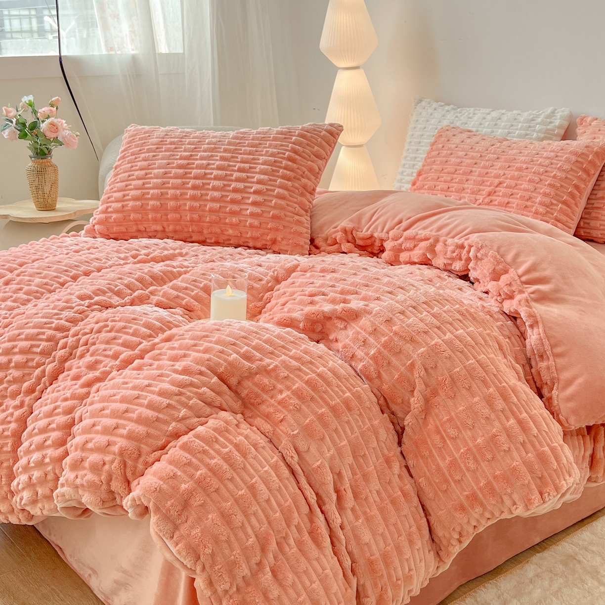 91家纺网 家纺一手货源 找家纺 爱彼家纺 2025新款糖果色兔兔绒套件秋冬加厚牛奶绒四件套-场景二 焦糖糖