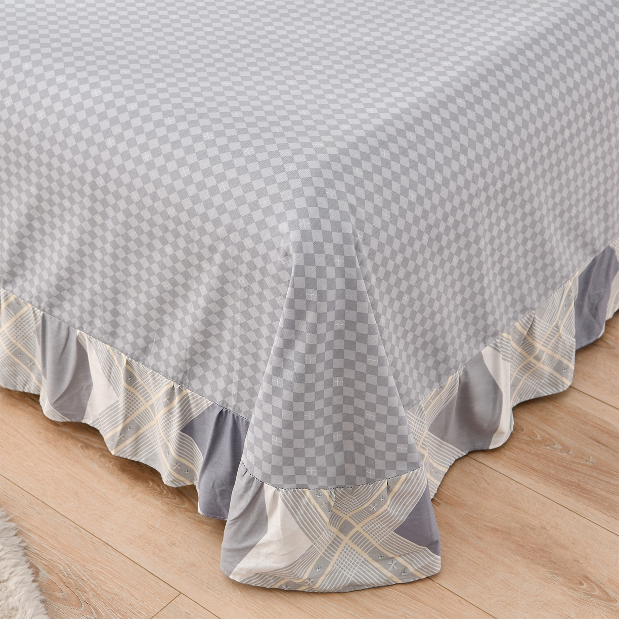 91家纺网 家纺一手货源 找家纺 绘萱家居 2025新款100%全棉床裙款斜纹印花四件套 简伯格