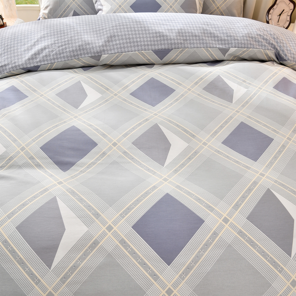 91家纺网 家纺一手货源 找家纺 绘萱家居 2025新款100%全棉床裙款斜纹印花四件套 简伯格