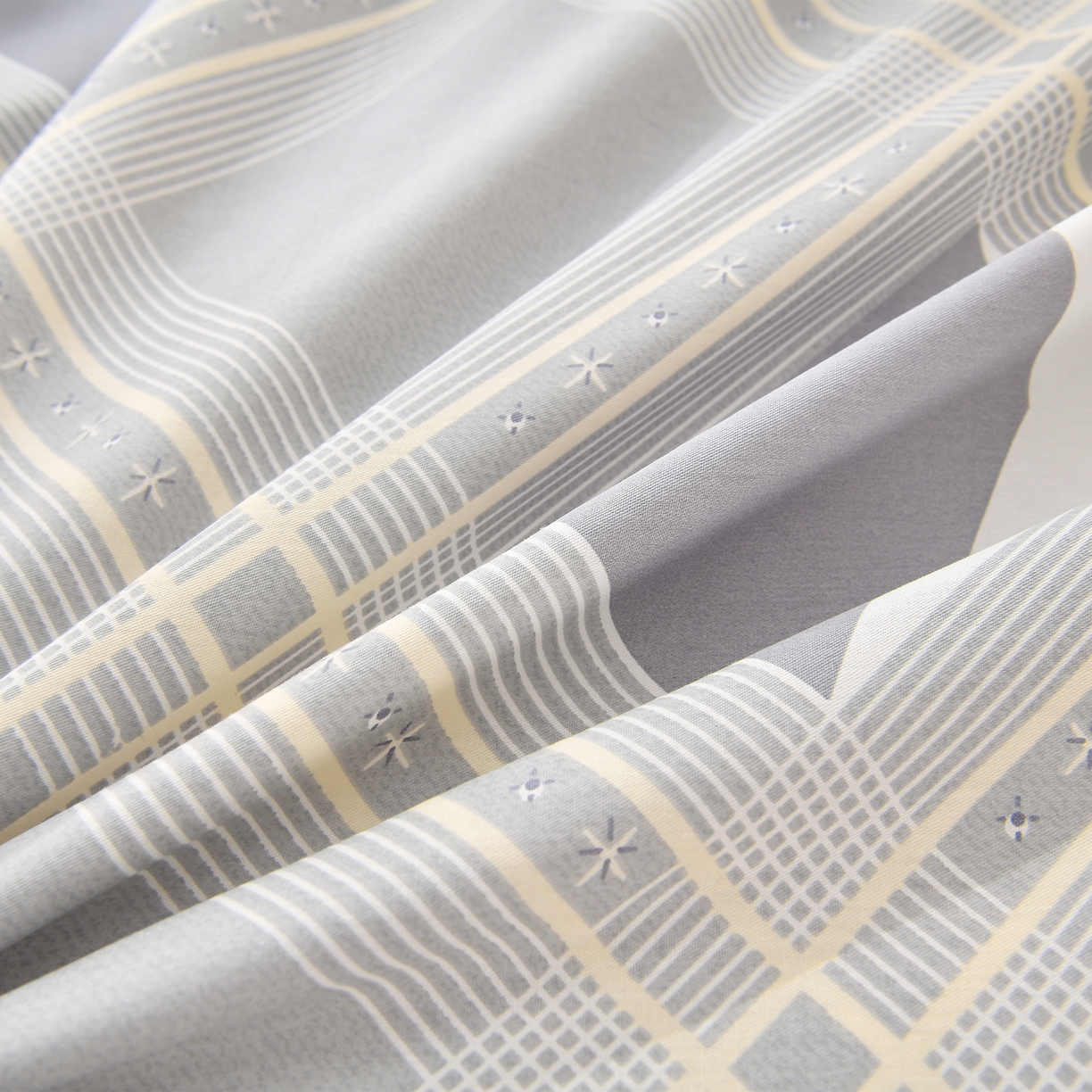 91家纺网 家纺一手货源 找家纺 绘萱家居 2025新款100%全棉床裙款斜纹印花四件套 简伯格