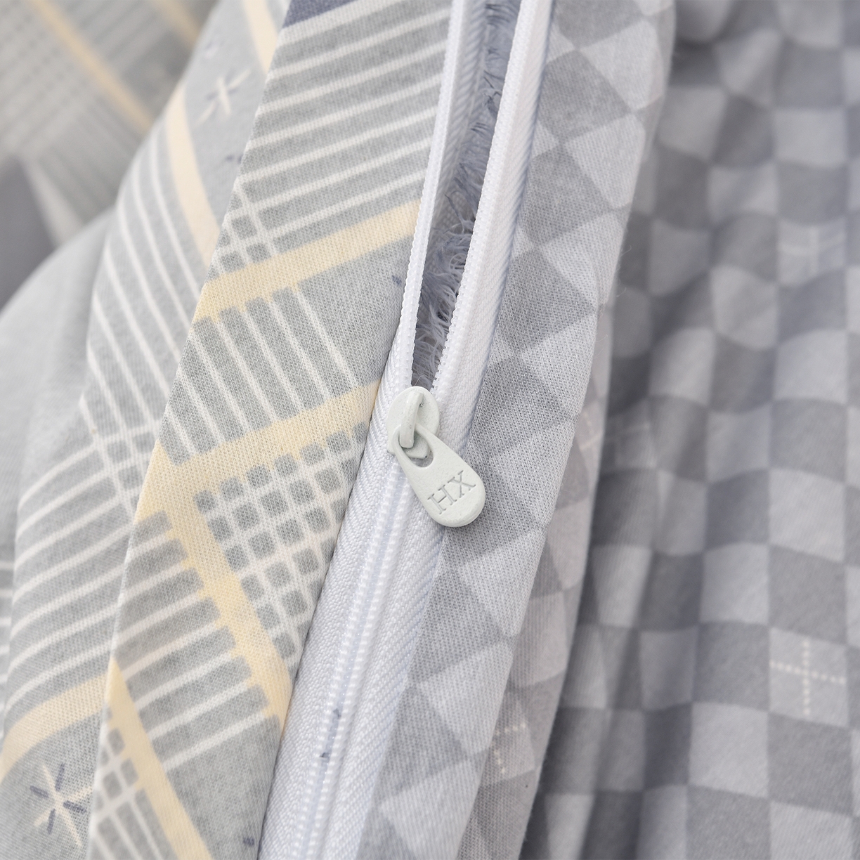 91家纺网 家纺一手货源 找家纺 绘萱家居 2025新款100%全棉床裙款斜纹印花四件套 简伯格