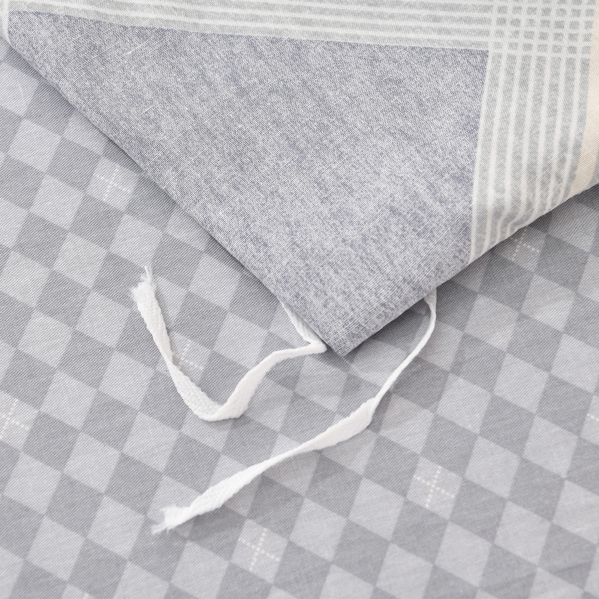 91家纺网 家纺一手货源 找家纺 绘萱家居 2025新款100%全棉床裙款斜纹印花四件套 简伯格