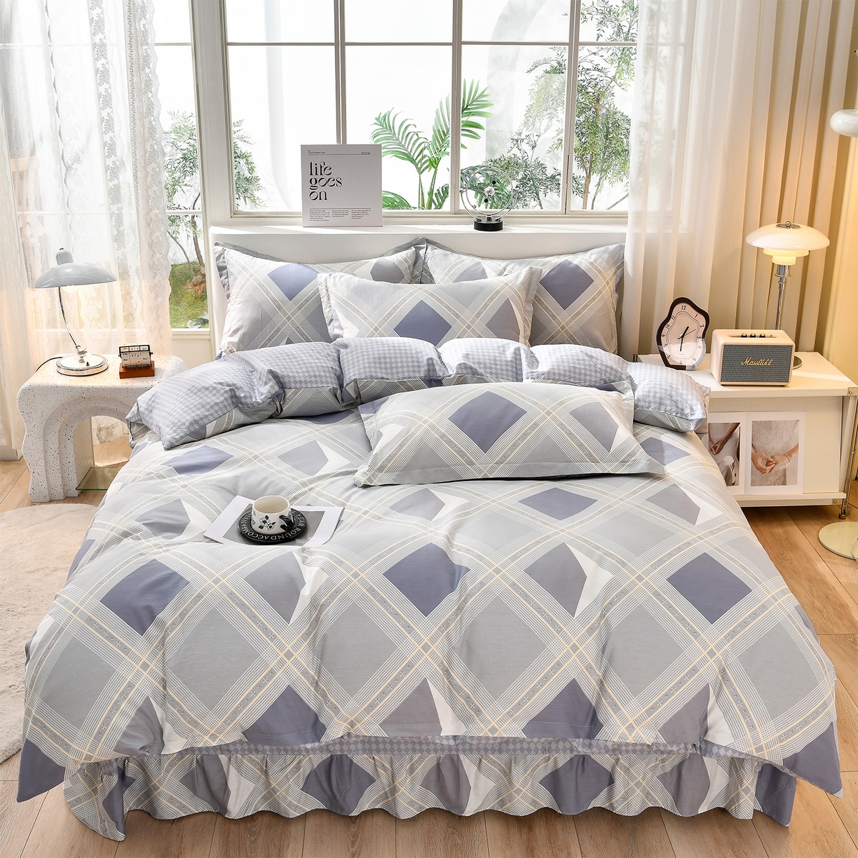 91家纺网 家纺一手货源 找家纺 绘萱家居 2025新款100%全棉床裙款斜纹印花四件套 简伯格