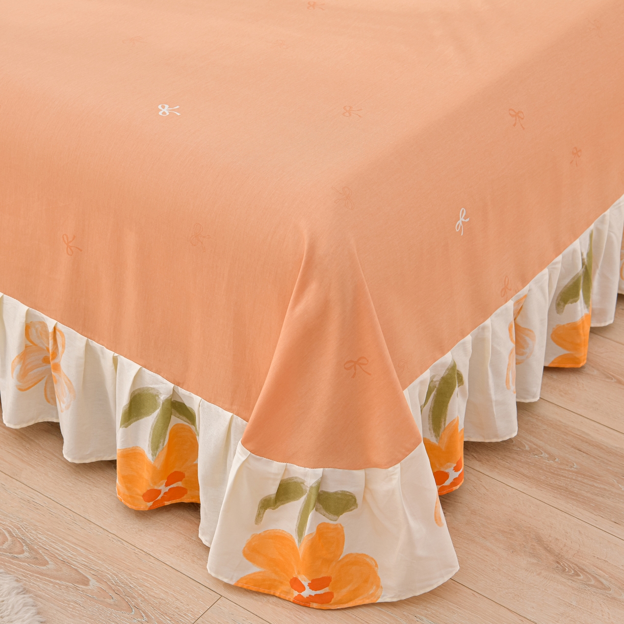 91家纺网 家纺一手货源 找家纺 绘萱家居 2025新款100%全棉床裙款斜纹印花四件套 情意绵绵