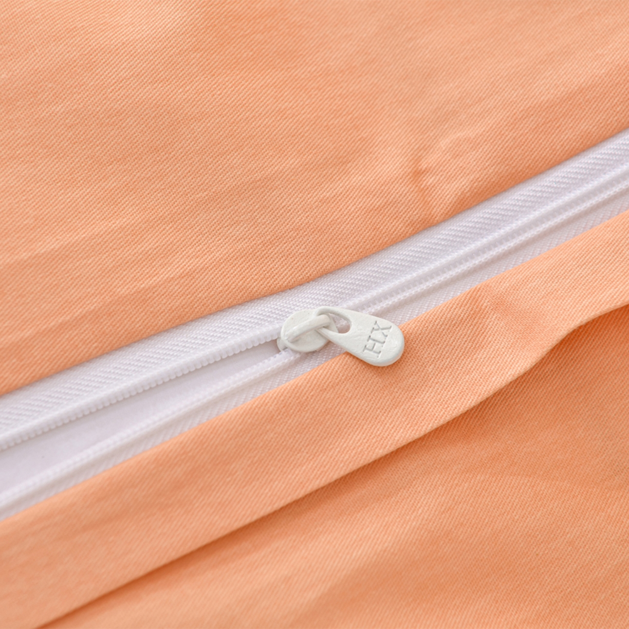 91家纺网 家纺一手货源 找家纺 绘萱家居 2025新款100%全棉床裙款斜纹印花四件套 情意绵绵