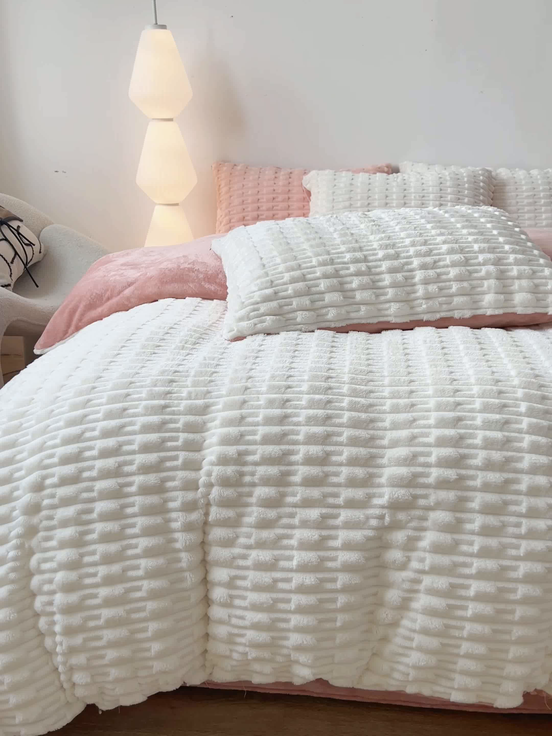 91家纺网 家纺一手货源 找家纺 （总）爱彼家纺 2025新款糖果色兔兔绒套件秋冬加厚牛奶绒四件套-场景二