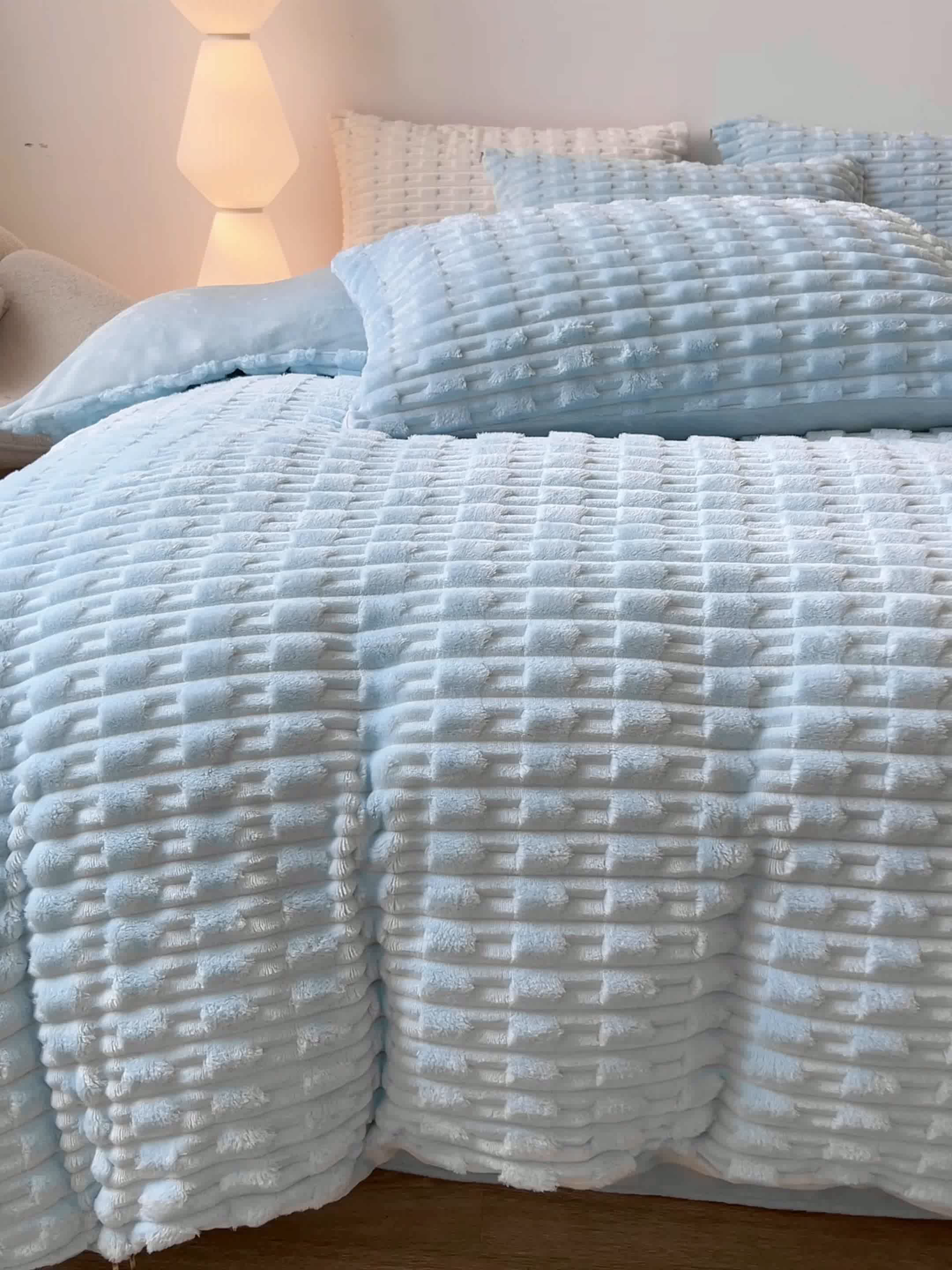 91家纺网 家纺一手货源 找家纺 爱彼家纺 2025新款糖果色兔兔绒套件秋冬加厚牛奶绒四件套-场景二 天蓝蓝