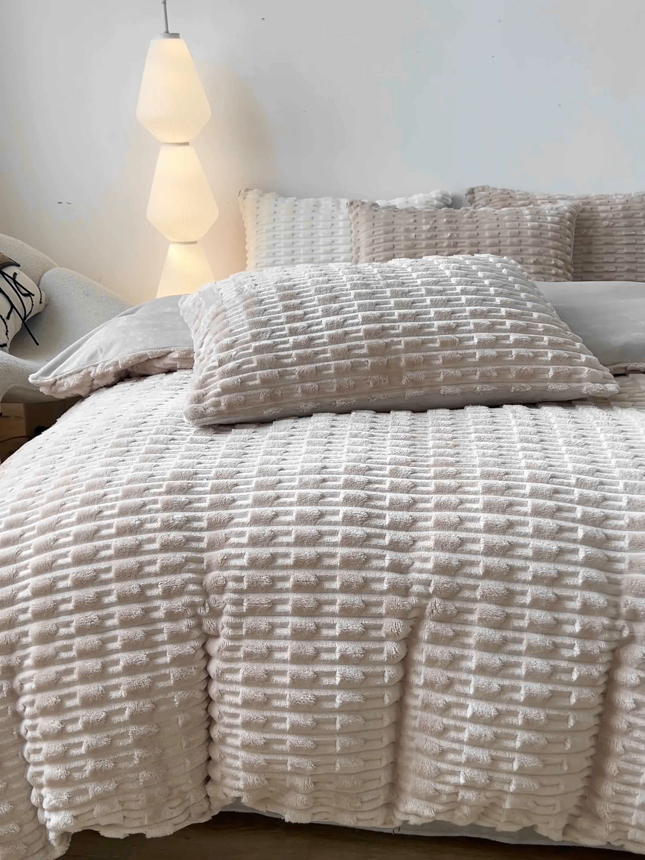 91家纺网 家纺一手货源 找家纺 爱彼家纺 2025新款糖果色兔兔绒套件秋冬加厚牛奶绒四件套-场景二 米卡卡