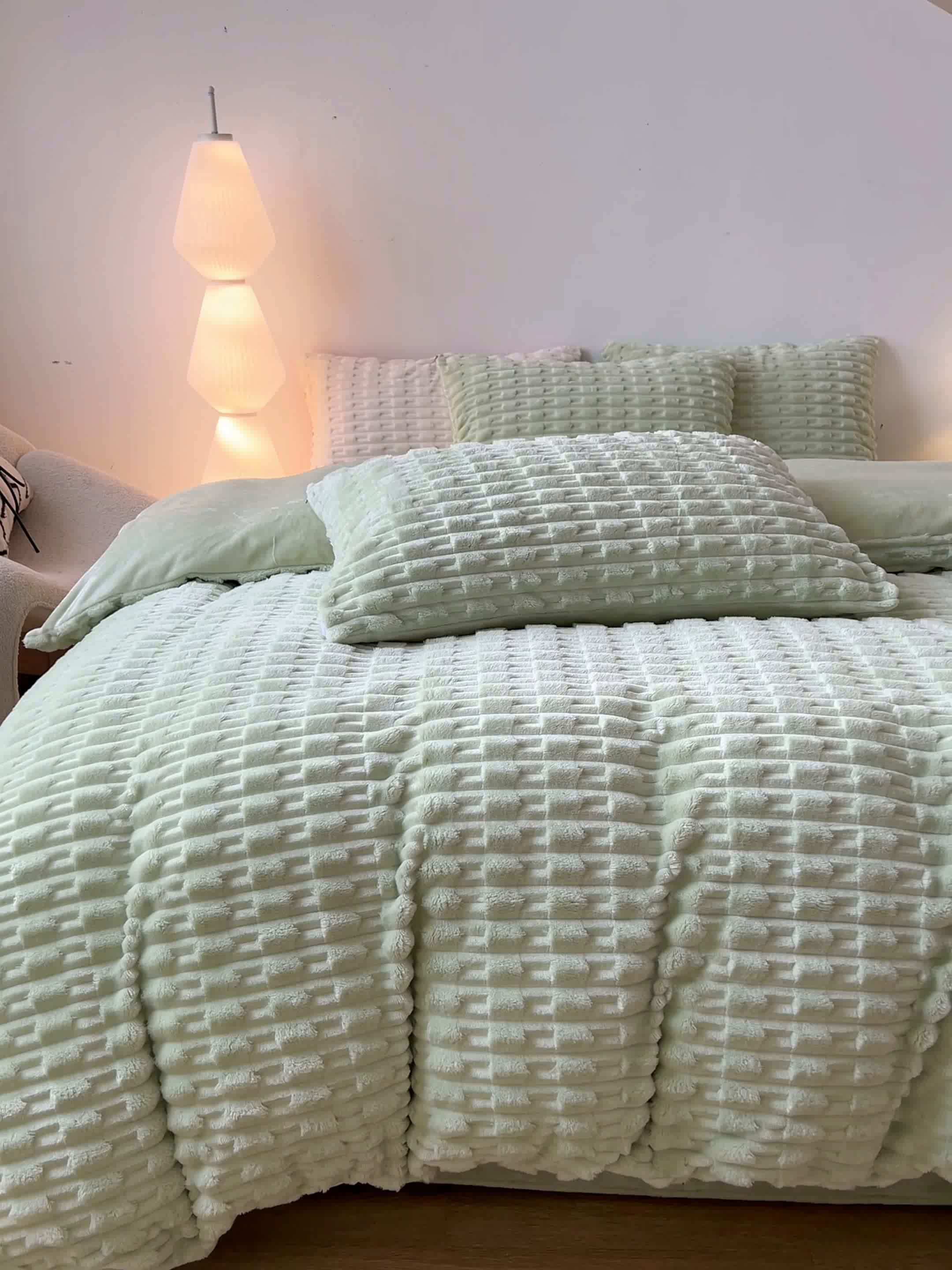 91家纺网 家纺一手货源 找家纺 爱彼家纺 2025新款糖果色兔兔绒套件秋冬加厚牛奶绒四件套-场景二 果绿绿