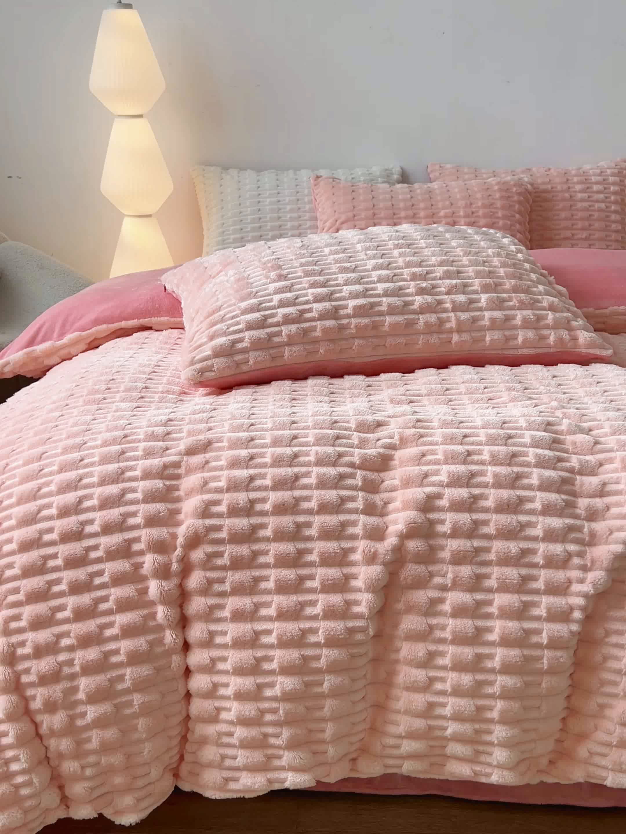 91家纺网 家纺一手货源 找家纺 爱彼家纺 2025新款糖果色兔兔绒套件秋冬加厚牛奶绒四件套-场景二 桃粉粉