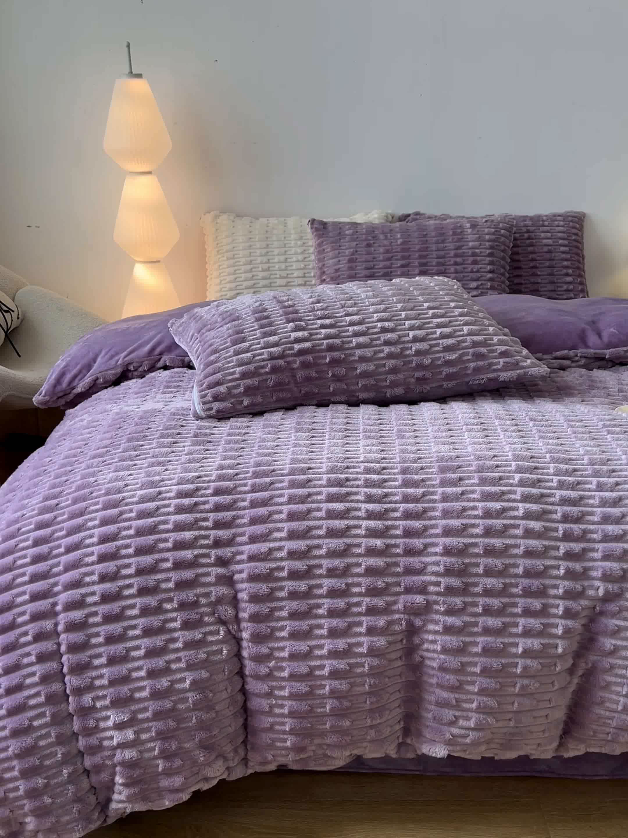 91家纺网 家纺一手货源 找家纺 爱彼家纺 2025新款糖果色兔兔绒套件秋冬加厚牛奶绒四件套-场景二 盈紫紫