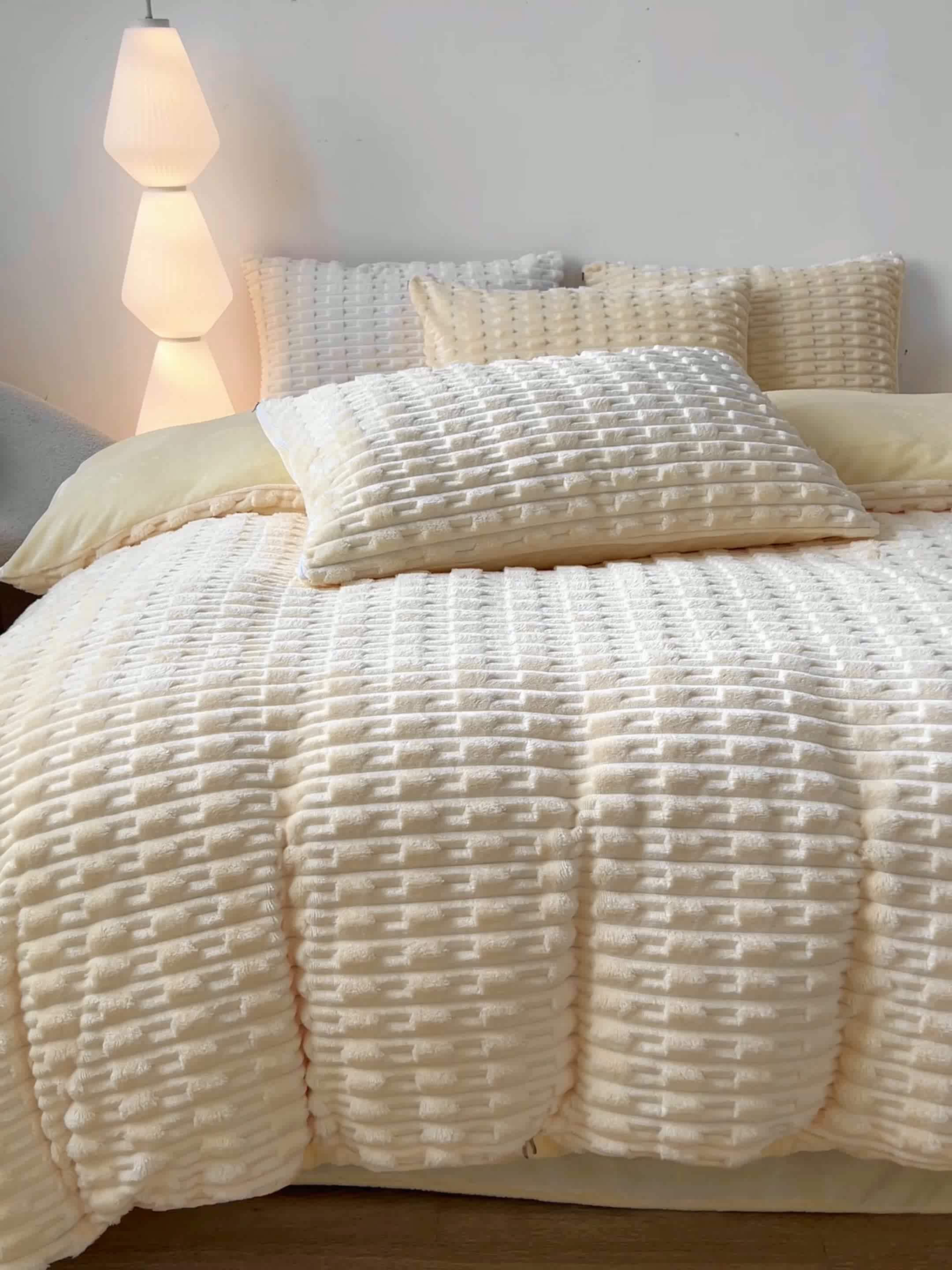 91家纺网 家纺一手货源 找家纺 爱彼家纺 2025新款糖果色兔兔绒套件秋冬加厚牛奶绒四件套-场景二 暖黄黄