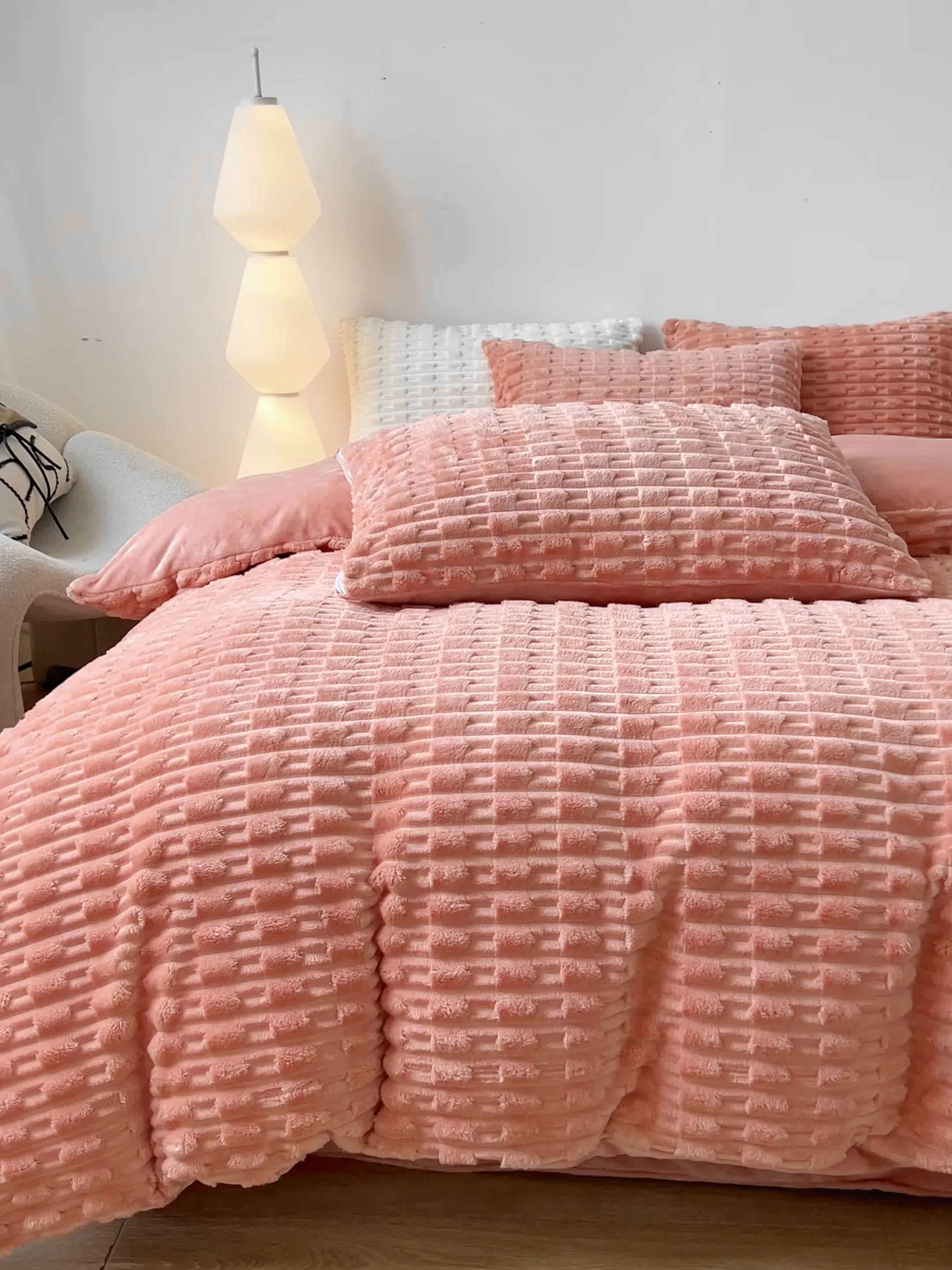 91家纺网 家纺一手货源 找家纺 爱彼家纺 2025新款糖果色兔兔绒套件秋冬加厚牛奶绒四件套-场景二 焦糖糖