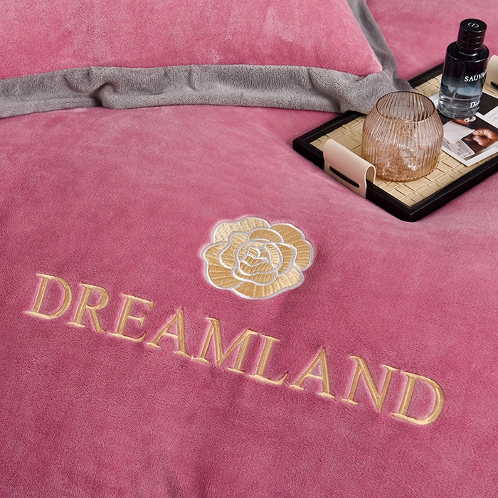 91家纺网 家纺一手货源 找家纺 （总）云恋家纺 2025新款加厚刺绣牛奶绒四件套--梦想款