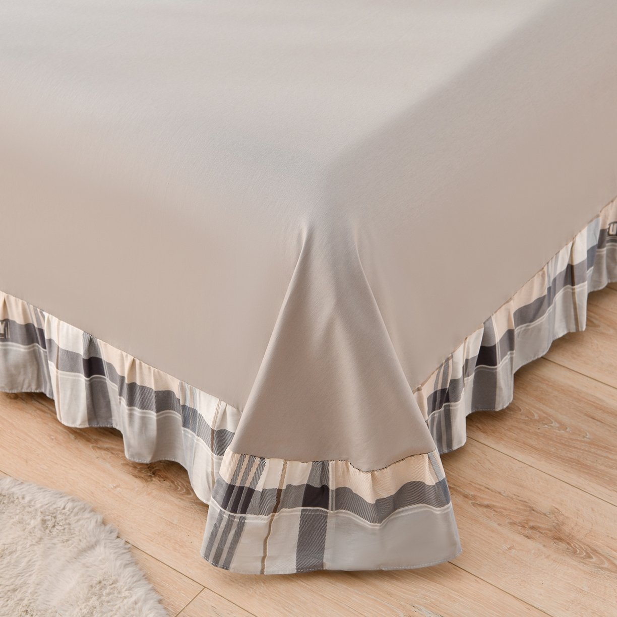 91家纺网 家纺一手货源 找家纺 绘萱家居 2025新款100%全棉床裙款斜纹印花四件套 格律