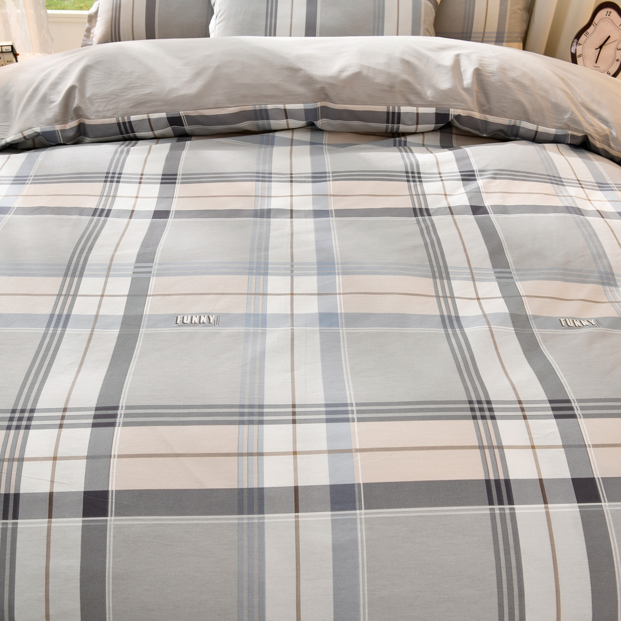 91家纺网 家纺一手货源 找家纺 绘萱家居 2025新款100%全棉床裙款斜纹印花四件套 格律