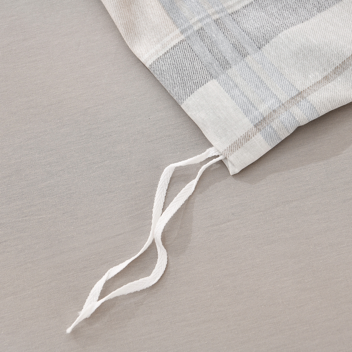 91家纺网 家纺一手货源 找家纺 绘萱家居 2025新款100%全棉床裙款斜纹印花四件套 格律