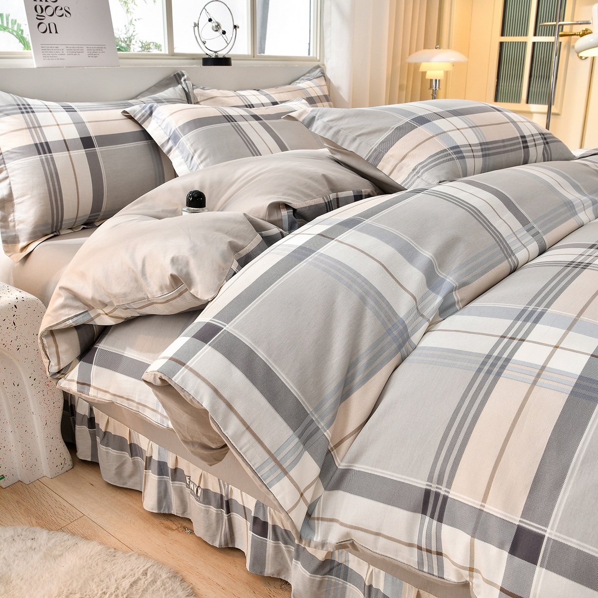 91家纺网 家纺一手货源 找家纺 绘萱家居 2025新款100%全棉床裙款斜纹印花四件套 格律