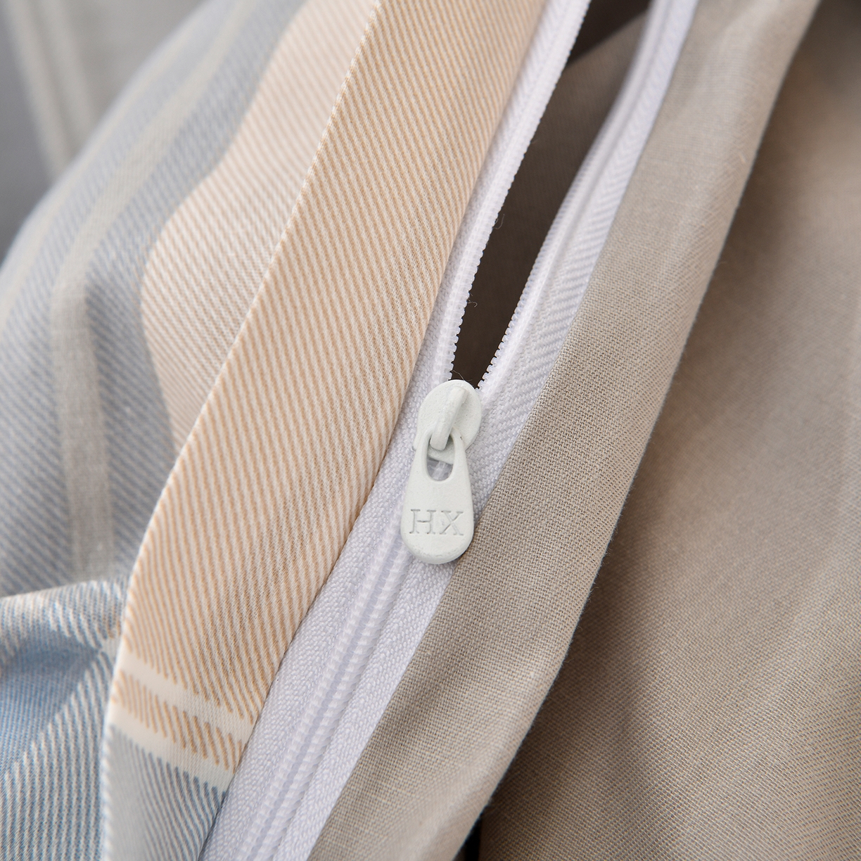 91家纺网 家纺一手货源 找家纺 绘萱家居 2025新款100%全棉床裙款斜纹印花四件套 格律