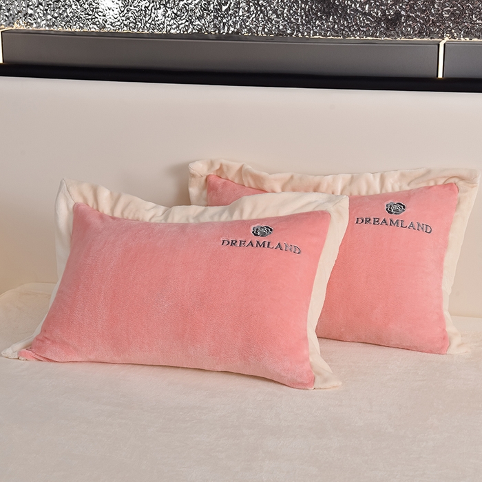 91家纺网 家纺一手货源 找家纺 云恋家纺 2025新款加厚刺绣牛奶绒四件套--梦想款 梦想-粉拼米