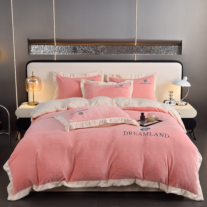 91家纺网 家纺一手货源 找家纺 云恋家纺 2025新款加厚刺绣牛奶绒四件套--梦想款 梦想-粉拼米