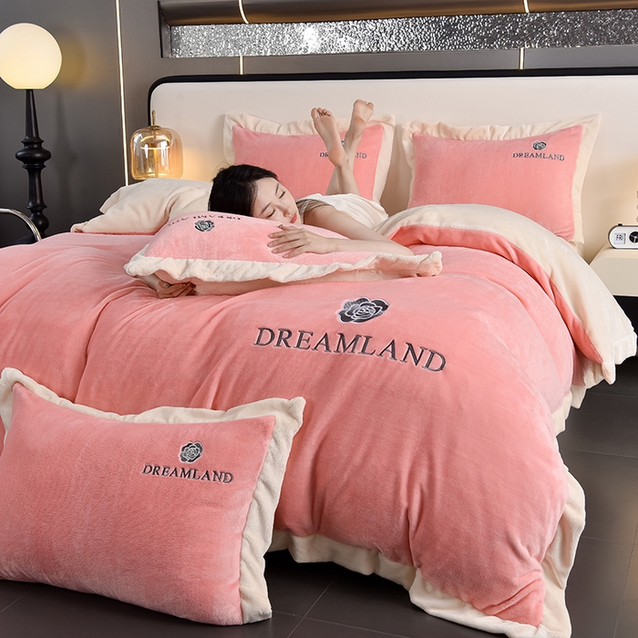 91家纺网 家纺一手货源 找家纺 云恋家纺 2025新款加厚刺绣牛奶绒四件套--梦想款 梦想-粉拼米