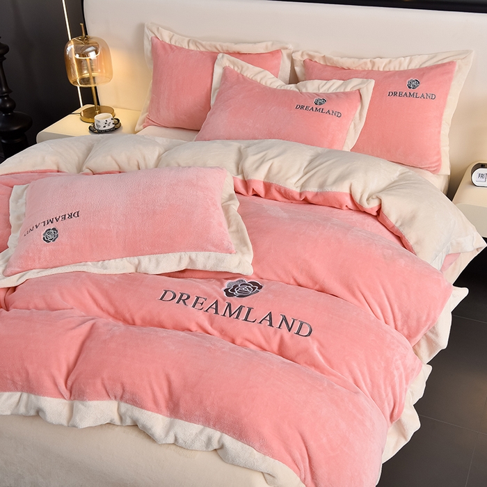 91家纺网 家纺一手货源 找家纺 云恋家纺 2025新款加厚刺绣牛奶绒四件套--梦想款 梦想-粉拼米