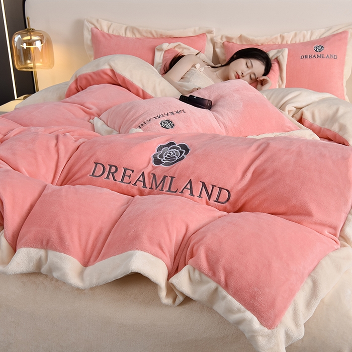 91家纺网 家纺一手货源 找家纺 云恋家纺 2025新款加厚刺绣牛奶绒四件套--梦想款 梦想-粉拼米