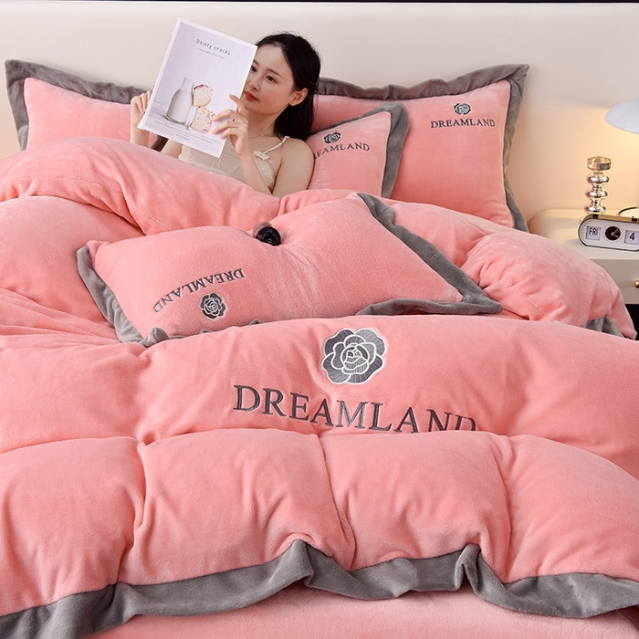 云恋家纺 2025新款加厚刺绣牛奶绒四件套--梦想款 梦想-粉色