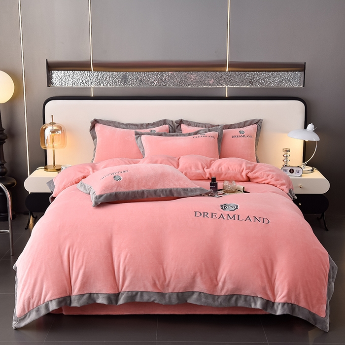 91家纺网 家纺一手货源 找家纺 云恋家纺 2025新款加厚刺绣牛奶绒四件套--梦想款 梦想-粉色