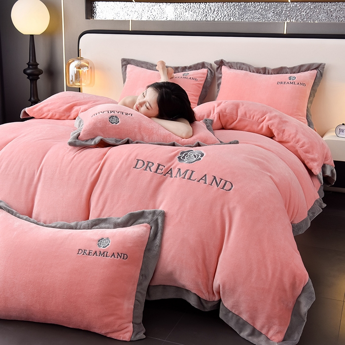 91家纺网 家纺一手货源 找家纺 云恋家纺 2025新款加厚刺绣牛奶绒四件套--梦想款 梦想-粉色