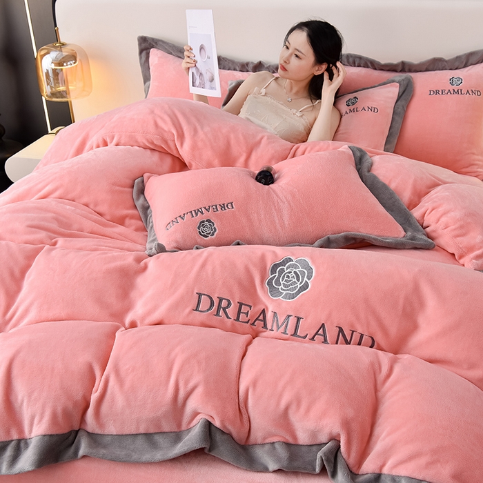 91家纺网 家纺一手货源 找家纺 云恋家纺 2025新款加厚刺绣牛奶绒四件套--梦想款 梦想-粉色