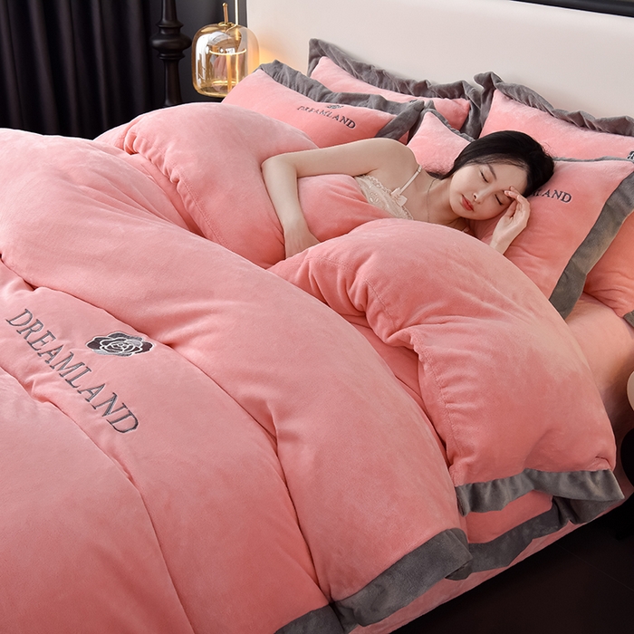 91家纺网 家纺一手货源 找家纺 云恋家纺 2025新款加厚刺绣牛奶绒四件套--梦想款 梦想-粉色