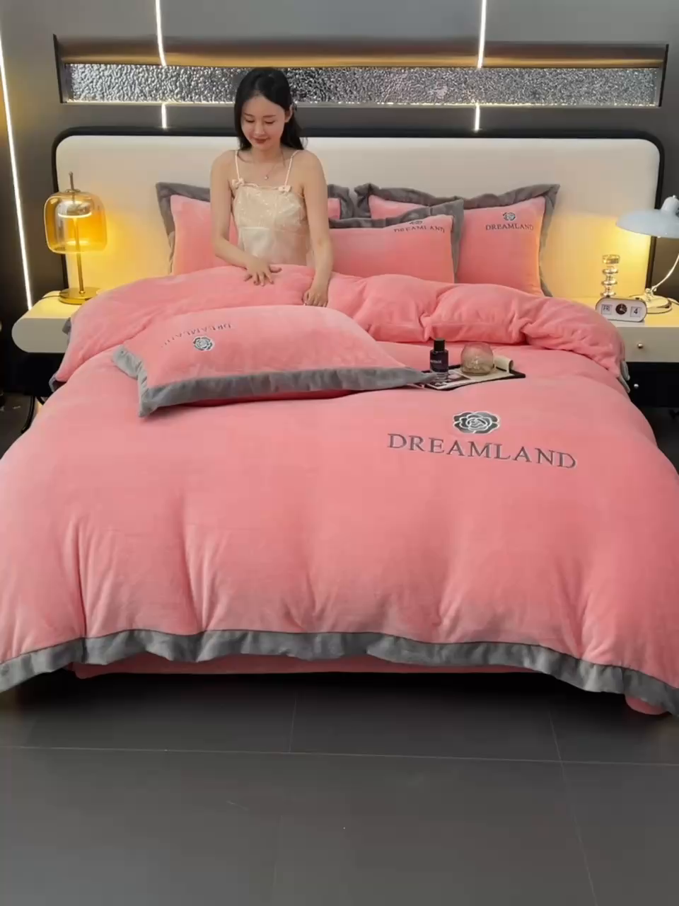 91家纺网 家纺一手货源 找家纺 云恋家纺 2025新款加厚刺绣牛奶绒四件套--梦想款 梦想-粉色
